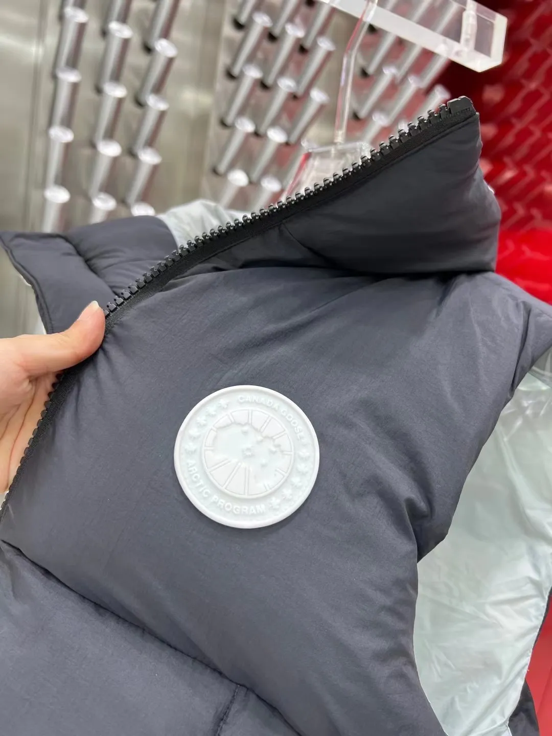 P460 Canadian brand Canada Goosex down jacket has always been recognized as the warmest down jacket. Various Instagram celebrities, Internet celebrities, and celebrities often wear it for street photos. I do Canada Goose every year, but I still can’t get rid of my love for the geese. No matter how cold the weather is, there is no need to be afraid, because there are geese! Filled with 90% white duck down, Canada Goose is the legendary warmest down jacket and is known as a must-have for Arctic outdoor sports! The most popular down jacket in the world, celebrities are rushing to buy it, it is a must-have! Same size for men and women: XS to XXL in stock😍
